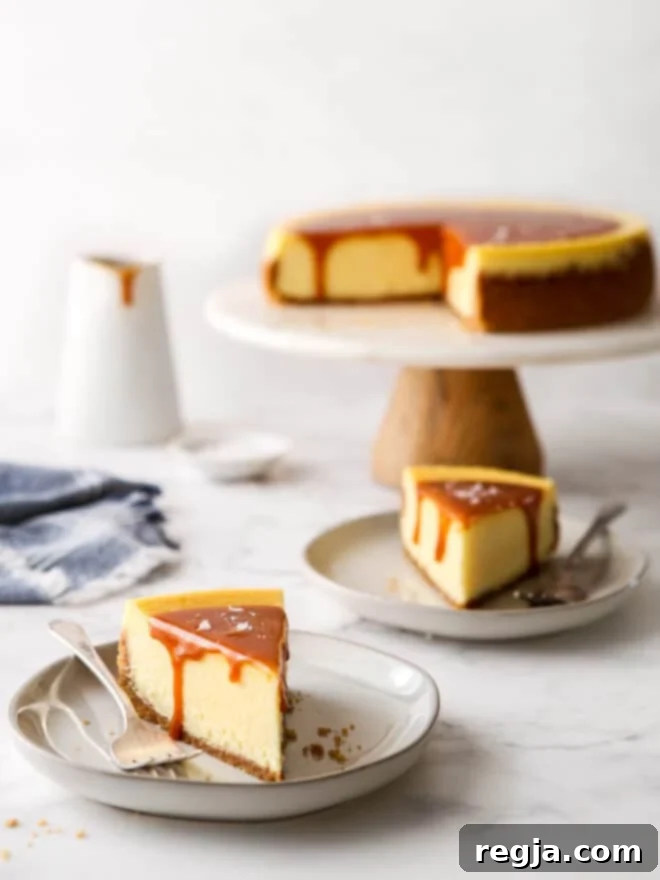 κομμάτια cheesecake αλμυρής καραμέλας σε πιάτο με βάση τούρτας στο βάθος