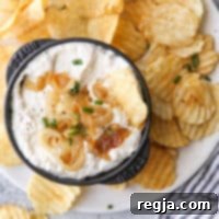 Μια νόστιμη σπιτική γαλλική ντιπ κρεμμυδιού σε ένα μπολ