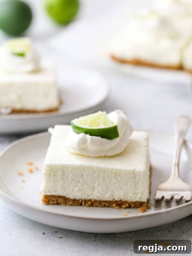 Φωτογραφία από λαχταριστές μπάρες cheesecake με γεύση λάιμ, έτοιμες για σερβίρισμα.