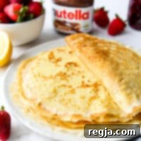 Στοίβα από σπιτικές κρέπες σε πιάτο με επικαλύψεις