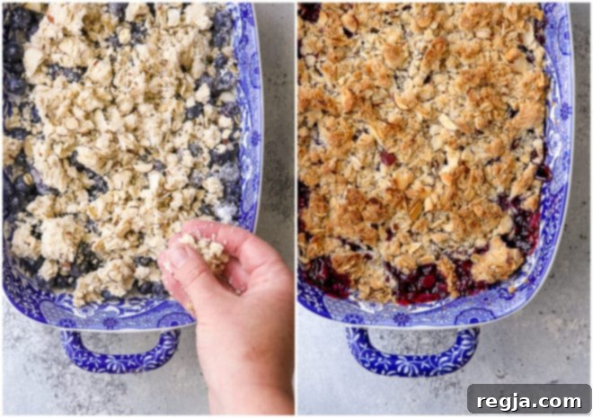 Ετοιμάζοντας το blueberry crisp για ψήσιμο, με την επικάλυψη στρωμένη πάνω από τα μύρτιλα.