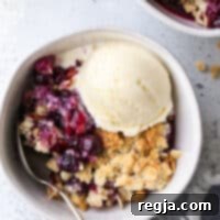 Τέλειο blueberry almond crisp με ζουμερή γέμιση μύρτιλων και τραγανή επικάλυψη βρώμης και αμυγδάλων.