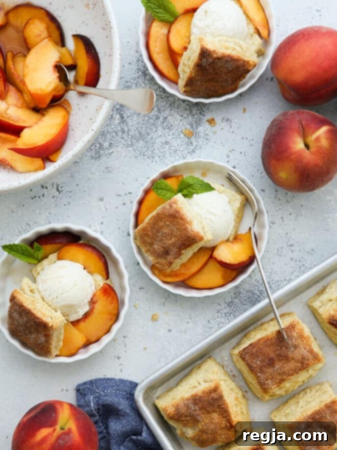 Αφράτα Ροδάκινα με Κρέμα 2 Συναρμολογημένα shortcakes με ροδάκινα και κρέμα σε μπολ