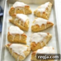 Σκονς Βανίλιας 9 Σκονς βανίλιας με γλάσο σε ένα ταψί