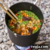 Κοντινό πλάνο σούπας ράμεν για πεζοπορία σε κατσαρόλα πάνω από φωτιά