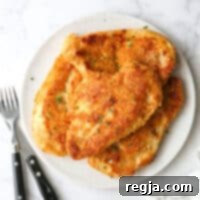 Κοτόπουλο φούρνου με κρούστα 11 oven fried chicken piled on a plate with chives
