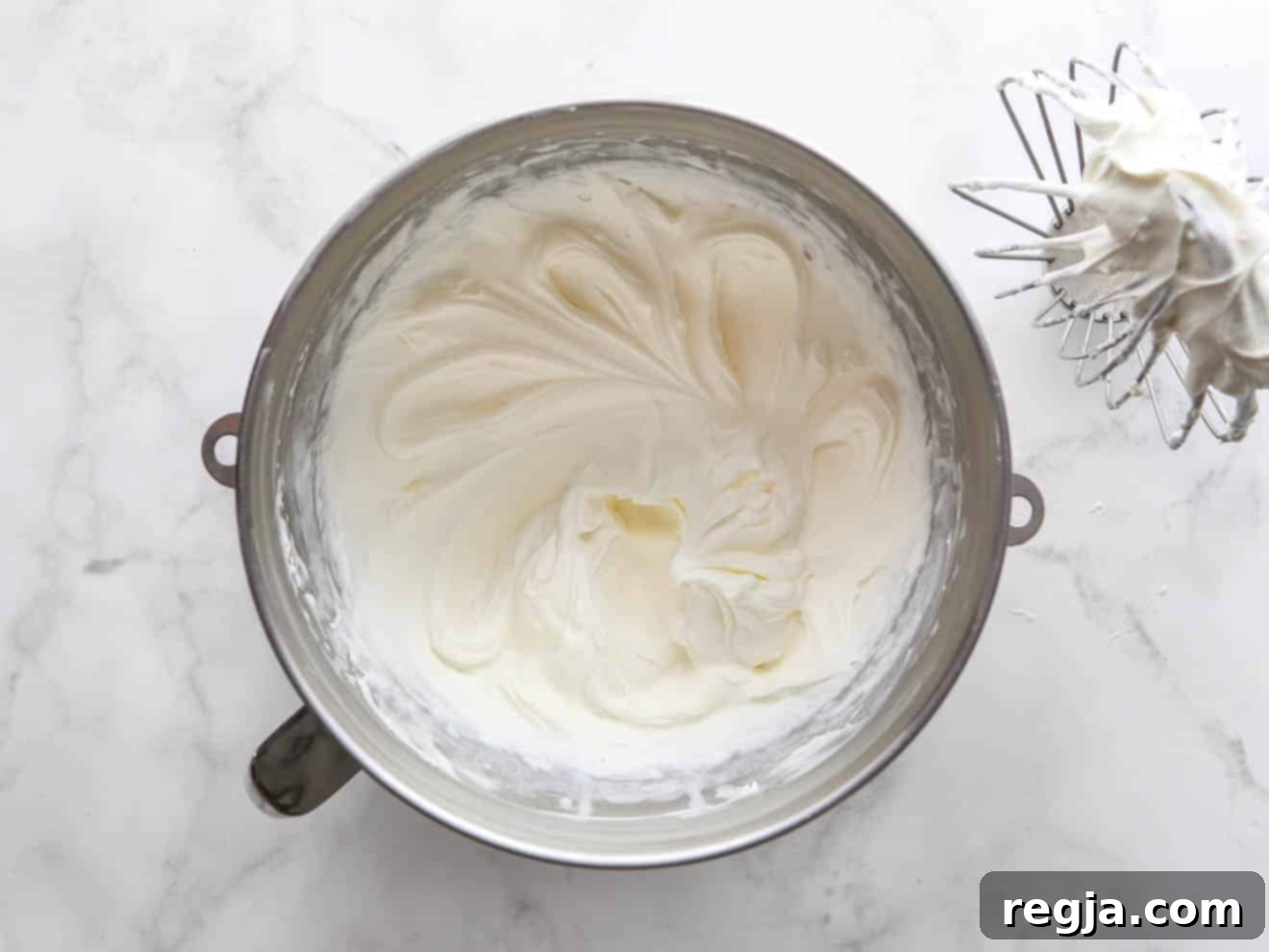 Χτυπημένη κρέμα Chantilly σε μπολ ανάμειξης