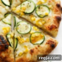 Πίτσα με Κολοκυθάκι και Καλαμπόκι 9 Κοντινό πλάνο πίτσας με κολοκυθάκι και καλαμπόκι με λίγο καυτό μέλι