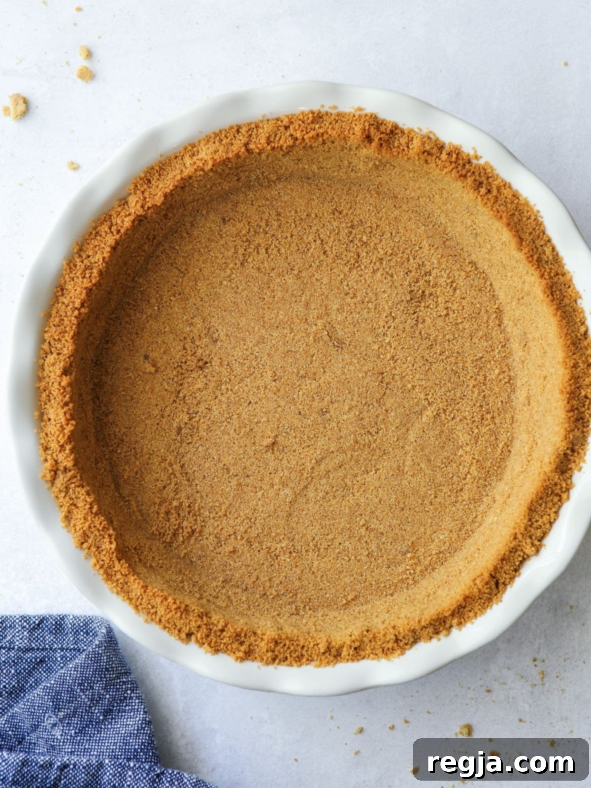 Ψημένη βάση graham cracker σε ταψί τάρτας