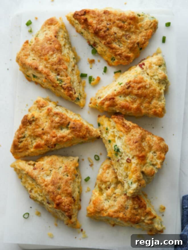 Αλμυρά Σκόουνς 2 Φρεσκοψημένα αλμυρά scones με τυρί και μπέικον σε πιάτο