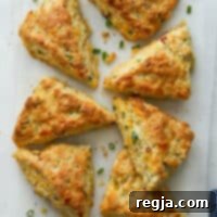 Αλμυρά Σκόουνς 9 Φρεσκοψημένα αλμυρά scones με τυρί και μπέικον σε πιάτο