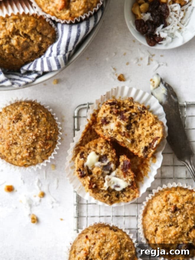βούτυρο αλειμμένο σε ένα κομμένο στη μέση muffin με πίτουρο