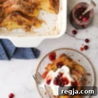 Αυγόψωμο Φούρνου με Τραγανή Επικάλυψη Streusel και Σιρόπι Κράνμπερι Σφενδάμου 9 Ψητό French Toast σε πιάτο με σαντιγί και σιρόπι σφενδάμου με κράνμπερι