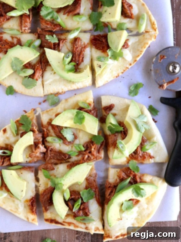 Πίτσες Flatbread με Χοιρινό BBQ και Αβοκάντο | completelydelicious.com