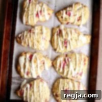 Αφράτα Σκόουνς Ραβέντι με Καρπό Βανίλιας 2 Scones με Ραβέντι και Βανίλια | completelydelicious.com
