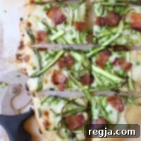 Ανοιξιάτικη πίτσα με ξυστά σπαράγγια, αρακά και μπέικον