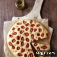 Φοκάτσια με Ψητές Ντομάτες και Φρέσκο Θυμάρι | completelydelicious.com
