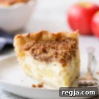 κοντινό πλάνο κομματιού μηλόπιτας με ξινή κρέμα