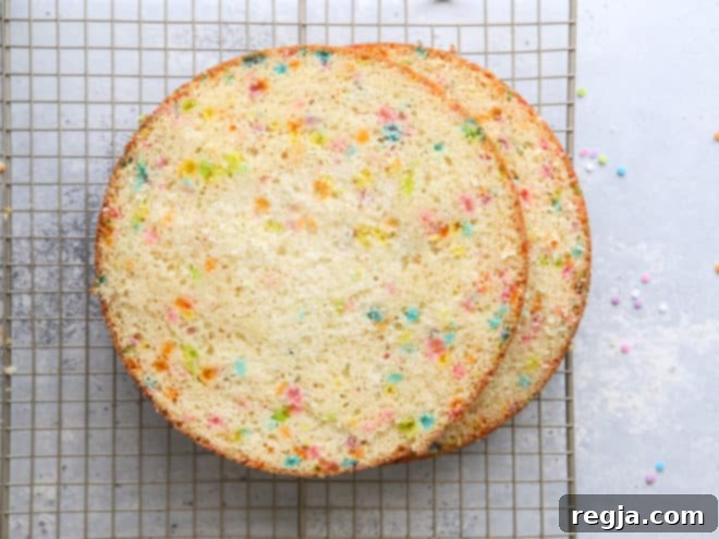 Χωρίζοντας τις στρώσεις κέικ funfetti