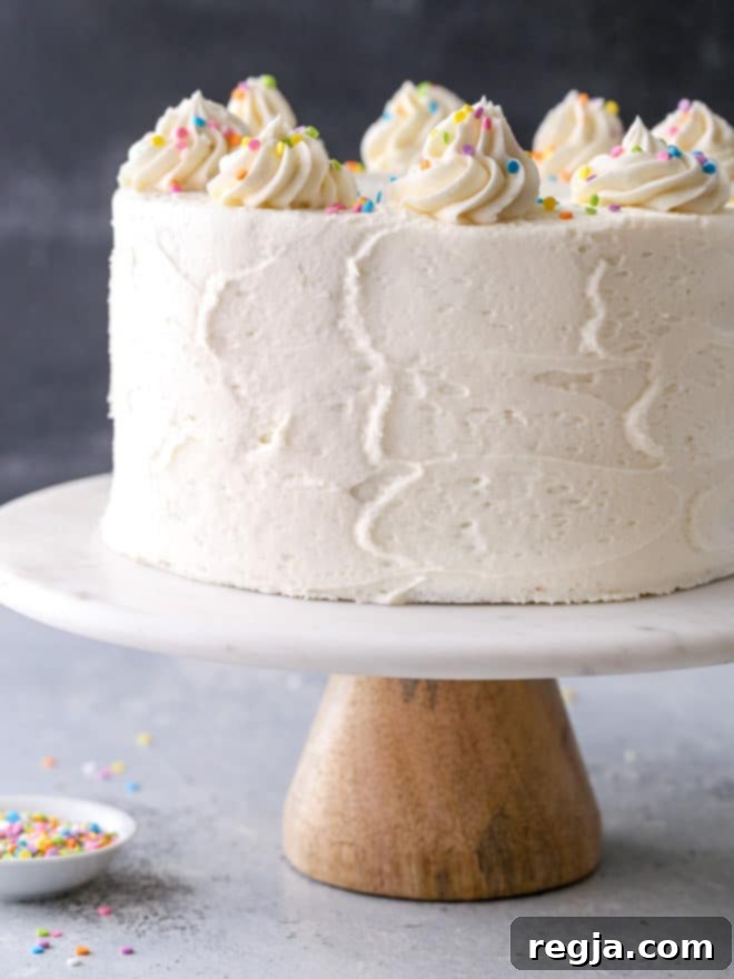 Αυτή η τούρτα funfetti φτιαγμένη με ελαφριές και βουτυράτες στρώσεις κέικ βανίλιας γεμάτες με πολύχρωμη τρούφα και αφράτη βουτυρόκρεμα βανίλιας είναι ένα τόσο διασκεδαστικό και χαρούμενο γλυκό!