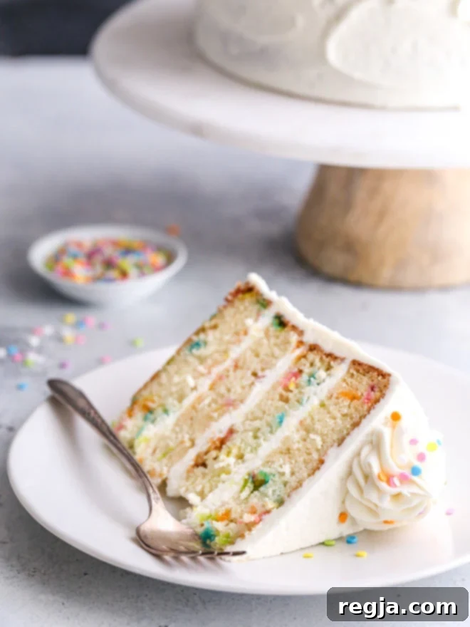 Αυτή η τούρτα funfetti φτιαγμένη με ελαφριές και βουτυράτες στρώσεις κέικ βανίλιας γεμάτες με πολύχρωμη τρούφα και αφράτη βουτυρόκρεμα βανίλιας είναι ένα τόσο διασκεδαστικό και χαρούμενο γλυκό!