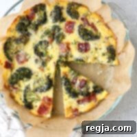 Ομελέτα φούρνου με ψητό μπρόκολο και μπέικον 8 Ένα πρωινό ψήσιμο γεμάτο με ψητό μπρόκολο, μπέικον, τυρί Gruyere, αυγά και σχινόπρασο. Είναι μια κις χωρίς την απαιτητική ζύμη πίτας!