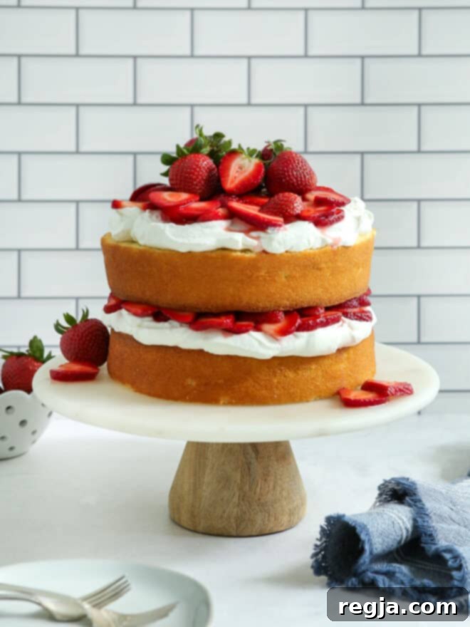 Φραουλένια Πολύστρωτη Απόλαυση 2 τούρτα shortcake με φράουλες σε βάση τούρτας