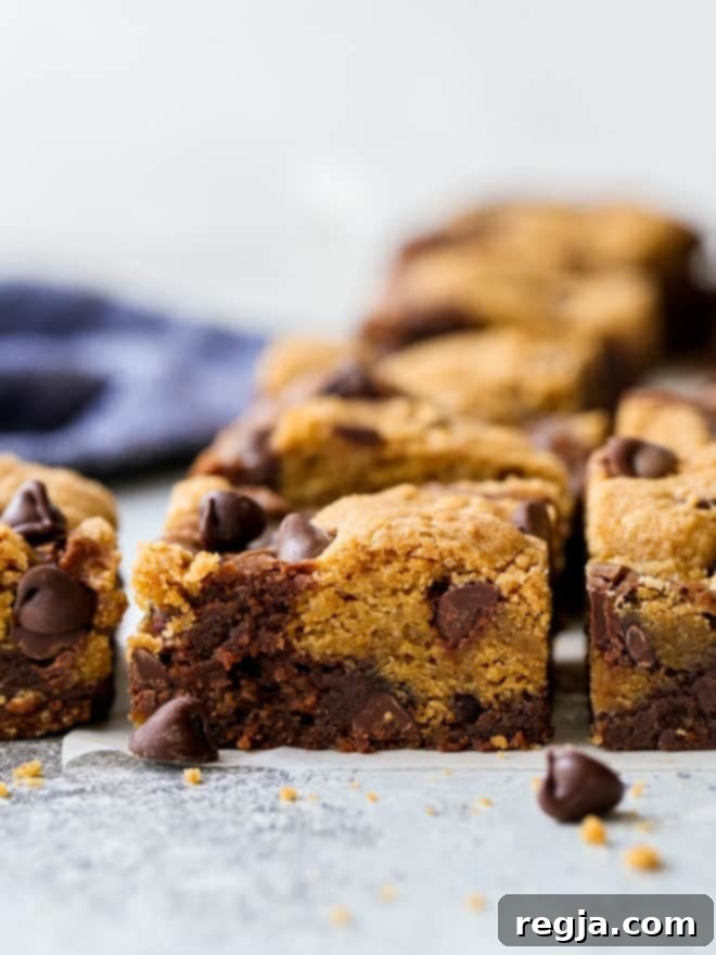 Κοντινή φωτογραφία από brownies με μπισκότα σοκολάτας