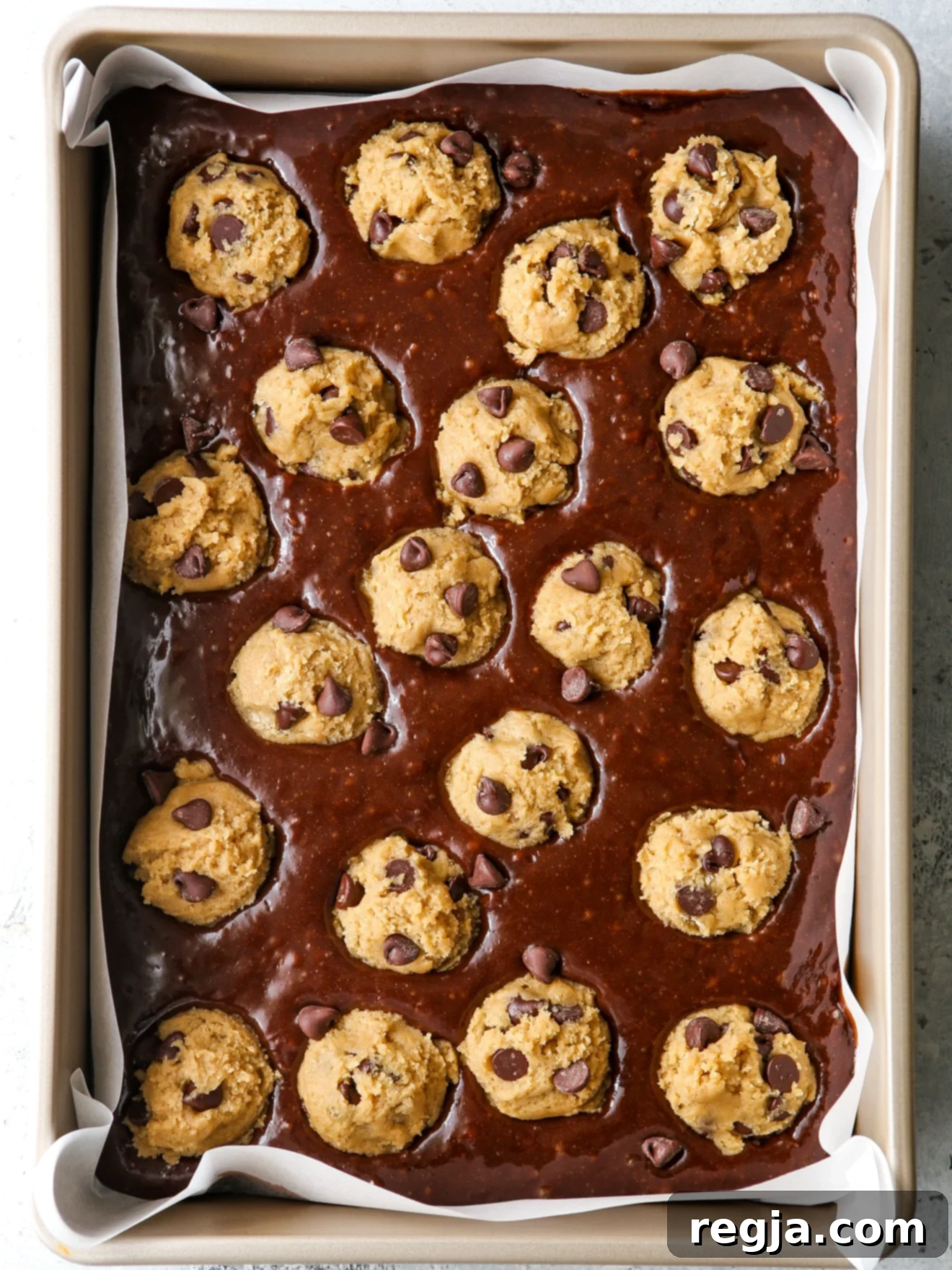 Μπάλες ζύμης μπισκότων σε χυλό brownie μέσα στο ταψί