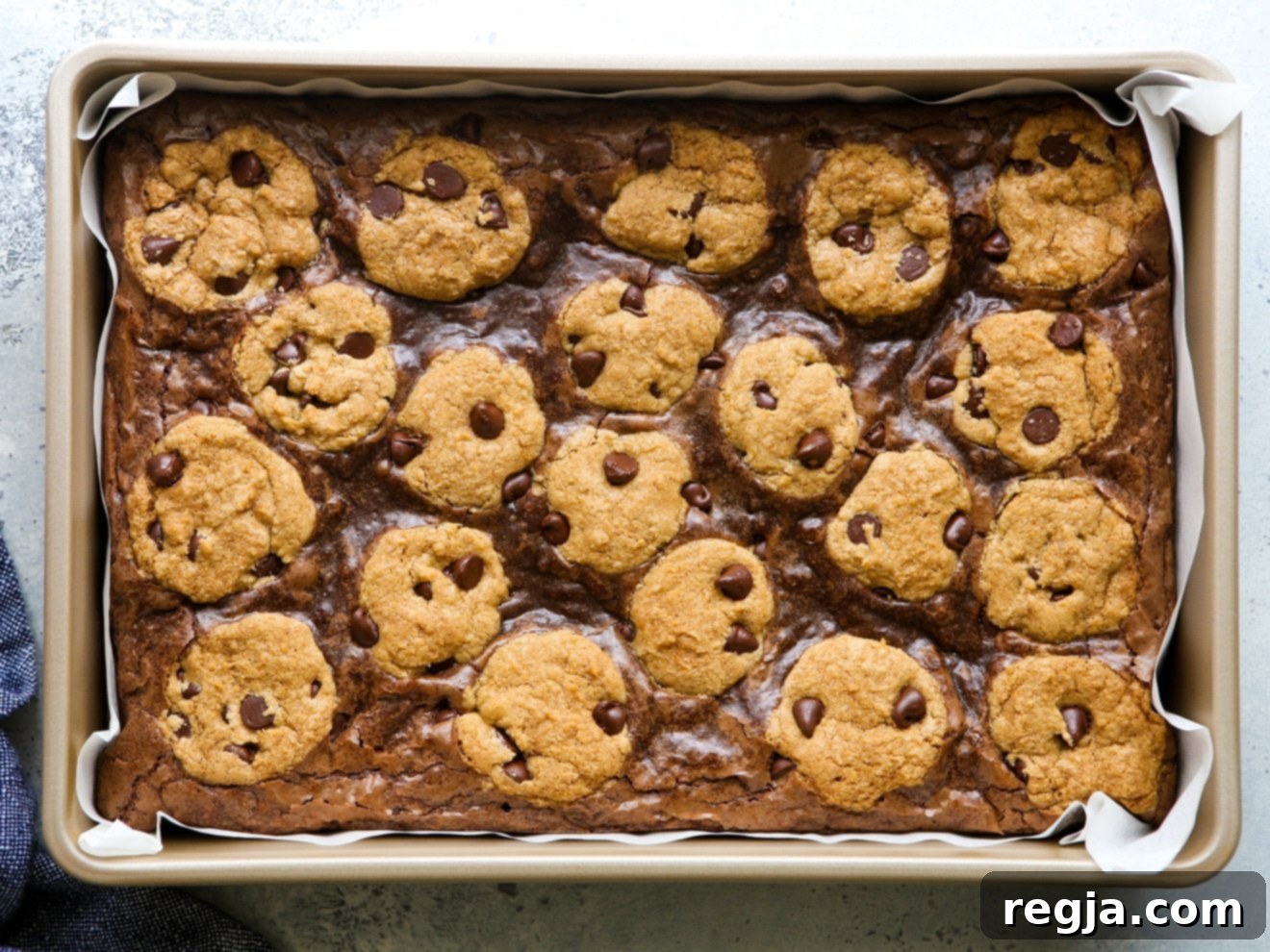 Ψημένα brownies με μπισκότα σοκολάτας στο ταψί