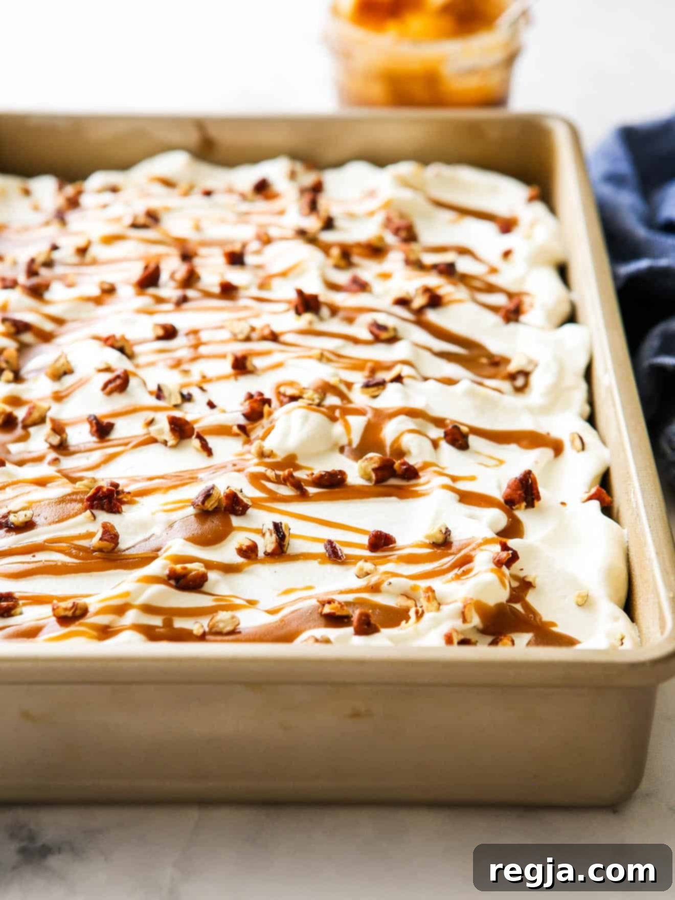 Παγωμένη κολοκυθόπιτα poke cake με καραμέλα στο ταψί