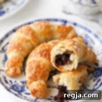 Κρουασάν Σφολιάτας με Σοκολάτα 8 Κοντινό πλάνο από σοκολατένια κρουασάν σφολιάτας σε πιάτο