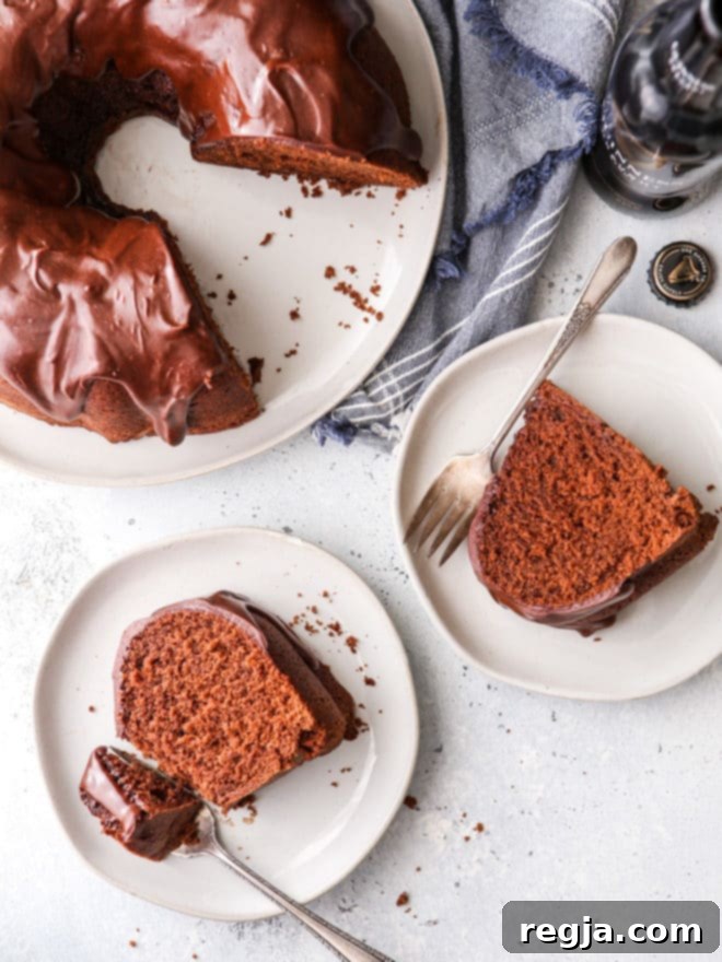 Αυτό το σοκολατένιο κέικ bundt με μπύρα stout είναι ζουμερό, σοκολατένιο, και περιέχει ένα μπουκάλι μπύρας Guinness!