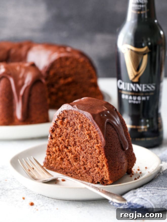 Αυτό το σοκολατένιο κέικ bundt με μπύρα stout είναι ζουμερό, σοκολατένιο, και περιέχει ένα μπουκάλι μπύρας Guinness!