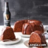 Αυτό το σοκολατένιο κέικ bundt με μπύρα stout είναι ζουμερό, σοκολατένιο, και περιέχει ένα μπουκάλι μπύρας Guinness!
