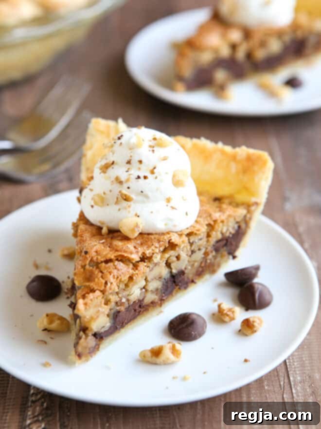 κομμάτια Toll House Cookie Pie σε πιάτα με σαντιγί