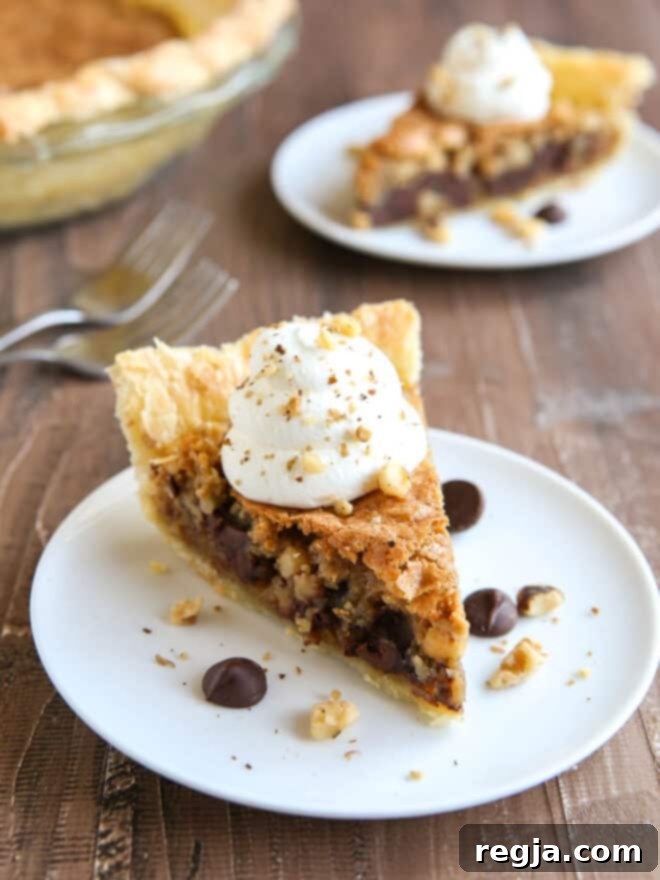 κομμάτια Toll House Cookie Pie σε πιάτα με σαντιγί