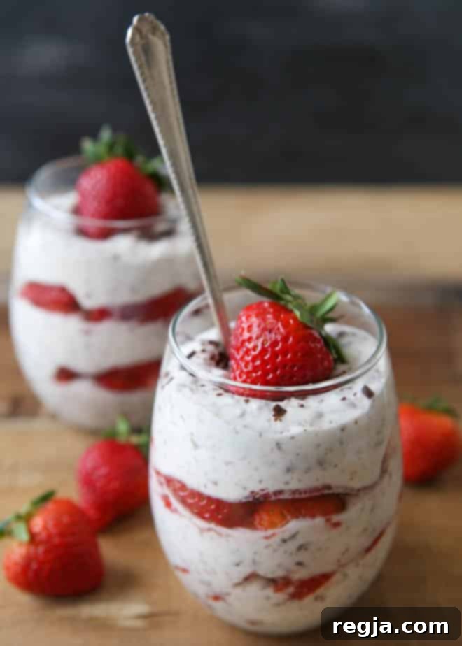 Strawberry Chocolate Fool σερβιρισμένο σε ποτήρια