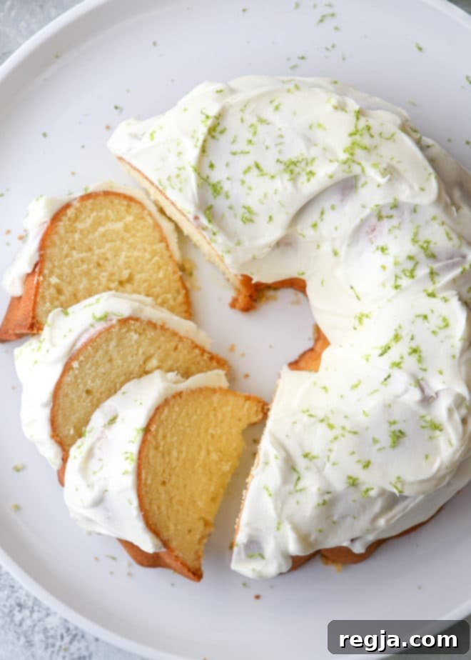 Αυτό το κέικ Bundt λάιμ είναι ανάλαφρο και ζωντανό με ένα πλούσιο γλάσο κρέμας τυριού.