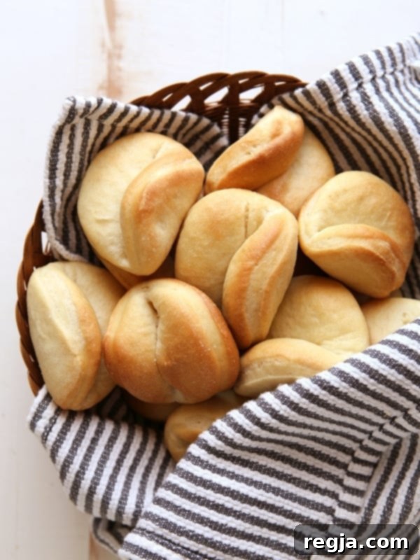 Αφράτα και βουτυράτα Parker House Rolls στο ταψί, έτοιμα για σερβίρισμα