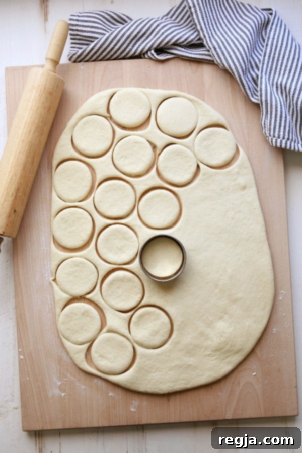 Κοντινό πλάνο Parker House Rolls με χρυσή κρούστα, δείχνοντας την αφράτη υφή