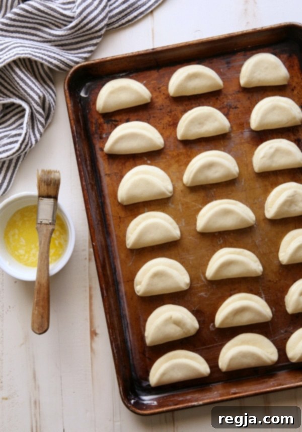 Parker House Rolls στο ταψί, φρεσκοψημένα και λαμπερά με βούτυρο