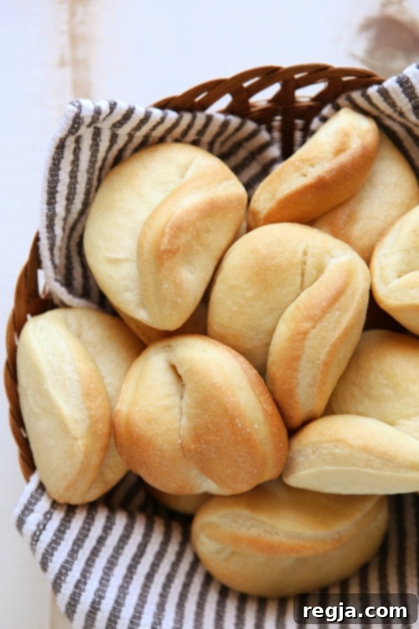 Φρεσκοψημένα Parker House Rolls σε ξύλινο δίσκο, έτοιμα για σερβίρισμα