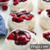 Πάβλοβα Ανάμεικτων Μούρων 10 κοντινό πλάνο από μικρές παβλόβες με μούρα σε πιατέλα σερβιρίσματος